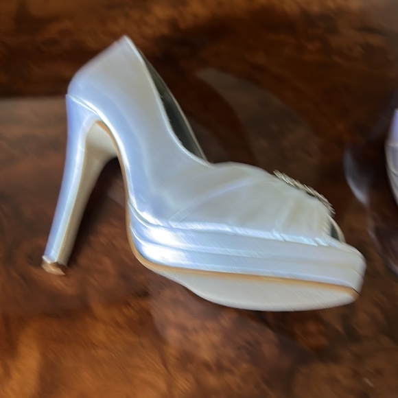 Bridal shoes white satin never worn size 7 durables - Picture 2 of 3